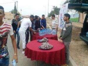 أكادير : توزيع التمر و الماء على التلاميذ المقبلين على إجتياز إمتحانات الباكالوريا