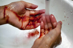 شخصان يحاولان الانتحار وسط بلدية اكادير  بتقطيع شرايين يديهما