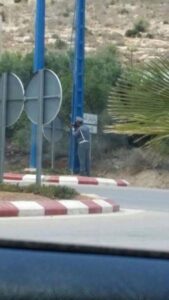 مغاربة الفايسبوك يسخرون من دركي “يختبئ” وراء عمود لاصطياد السائقين