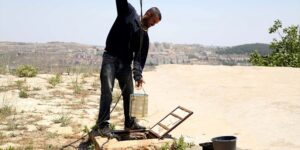 تعرف على الرجل الأخير الذي يعيش في قرية فلسطينية مهجورة