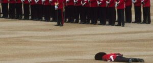 انهيار جندي أثناء احتفالات ملكة بريطانيا بعيد ميلادها.. والسبب قبعته