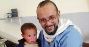 طبيب مغربي “فاجأ العالم ” وقرر فتح أول عيادة مجانية للفقراء