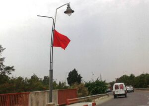 أيت ملول “تُنكِّسُ” العلم الوطني بمدخل المدينة !!!