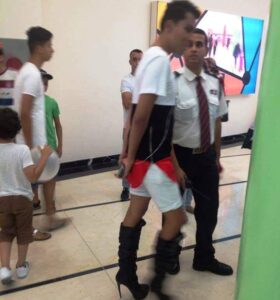 +فيديو صادم: الامن الخاص يطرد شابا”مثليا” دخل مركز تجاري ارتدى كعبا عاليا ووضع مساحيق التجميل (صور صادمة)