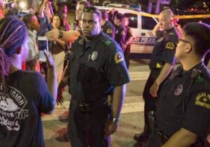 “قناصة” يقتلون أربعة ضباط شرطة خلال مظاهرات ضد عنف الشرطة بأمريكا