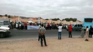 إنزكان.(+صورة): حشود من المواطنين أمام مركز الدرك بالقليعة بعد مقتل زعيم عصابة