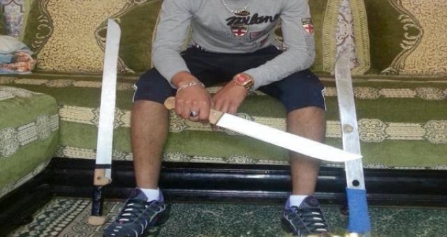 عاااجل:شخص في حالة هستيرية يلوح بمدية في الشارع العام، والمشهد يذكر بأيام قطاع الطرق