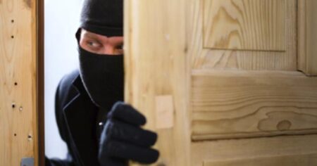 عصابة خطيرة تقوم بعملية سرقة هوليودية وسط فيلا لأجنبية بحي راقي بأكادير، وتتمكن من السطو على صناديق بها مجوهرات ثمينة و أموال طائلة