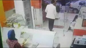 هكذا غفل لصان مالكة محل تجاري لسرقة حقيبتها