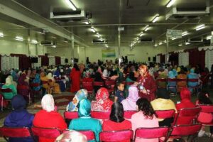 سابقة بأيت ملول:عمال يحتفلون بنهاية الموسم الفلاحي على إيقاع الفرح والغناء بدل الإضراب والاعتصام.