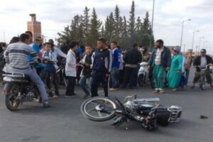 “اللعب د الدراري” ينتهي بفاجعة: وفاة ثلاثة شبان في سباق هتشكوكي ل: 30 دراجة من نوع سي 90.