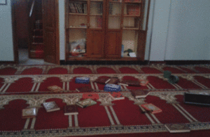 من الغرائب:شاب يمنع رفع آذان الفجر والمؤذن يهرب، وكاميرا تفجر فضيحة سرقة الأحدية وسط مسجد.