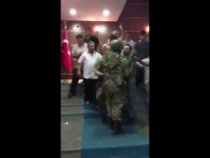 الإنقلابيون يسلمون أسلحتهم للشعب التركي بعد فشل الانقلاب