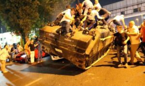 في آخر التطورات: 90 قتيلا و1154 جريحا واعتقال 1563 عسكريا في محاولة الانقلاب بتركيا: