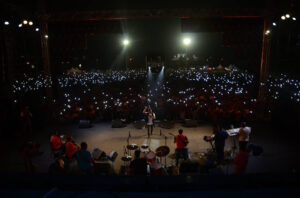 +صور: فتيات يرقصن بهستيريا على ايقاع اغاني تامر حسني بتيميتار، والاخير ياخذ سلفي مع مقدمة السهرة