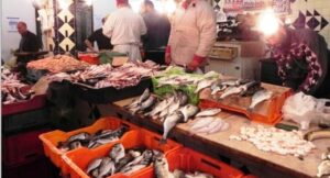 (مثير)بهدف الترويج للمخدرات:مروج يتخفى في ثوب بائع سمك، وفتاة وراء الأناقة