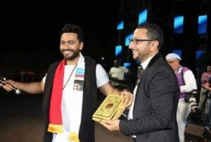 أكادير :جدل بعد تقديم الداودي القرآن ل”تامر حسني” بمنصة تيميتار،وهذا ما قاله الفنان المصري لجمهور اكادير