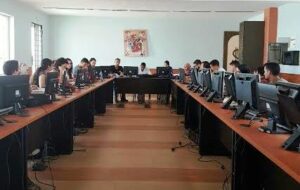 طلبة ماستر بأكادير يناقشون مشروع قانون المالية بمجلس النواب، وطالب يتقمص وزير المالية