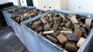 محاول افريقي خذاع عناصر الجمارك تنتهي بحجز 765 كلغ من مخدر الشيرا