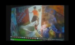 بالفيديو:توقيف بطل شريط: “كريساج” مول الحانوت و فتاة بيدها هاتف بالسيوف…