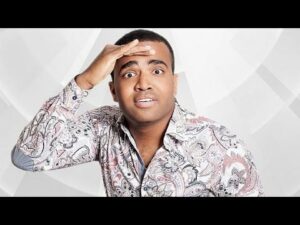 +فيديو: عامل اقليم تزنيت يعبر عن اعجابه بالفنان باسو ويهديه قبعته.