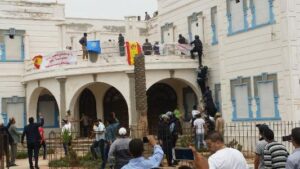 عااجل بإفني.(+صور):حالة استنفار كبير بعد اقتحام مقر الإدارة الاسبانية ورفع العلم الإسباني