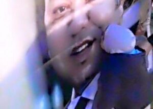 بالصورة: قبلة حارة لطفلة لصورة الملك تشعل “الفايسبوك”