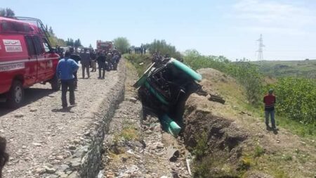 فاجعة:وفاة أب و ابنه ونجاة توأم بأعجوبة في حادث انقلاب سيارة بمنعرج خطير.