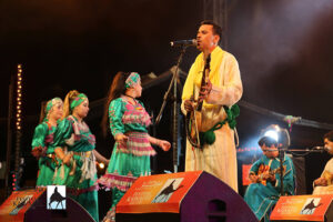 أوتجاجت..الفنان الذي كسَّر “زجاج” الصمت وألهب منصة مهرجان قوافل في دورته السابعة