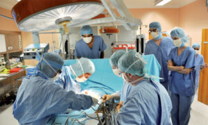 أمّ تتبرع بجزء من كبدها لإنقاذ حياة طفلها