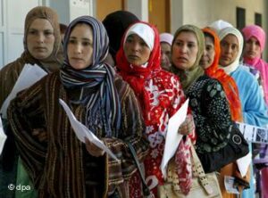 إسبانيا تعلن حاجتها إلى عاملات مغربيات لجني الفراولة خلال الموسم الحالي