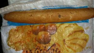 خطير بالصور:مواطنون يعثرون على صراصير داخل الخبز ومطالب عاجلة بالتدخل