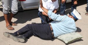 ضابط شرطة سكران يصدم 3 سيارات ويعنف زميله أثناء قيادة سيارته الخاصة