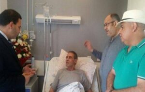 بالصورة: الخلفي يزور ميمون الوجدي بالمستشفى