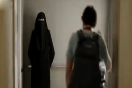 سجن إمرأة هتكت عرض رجل داخل مصعد كهربائي بدبي