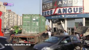 خطير..شاحنة تصطدم بوكالة بنكية بطريقة غريبة بالدار البيضاء