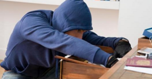 صدمة مفاجئة بعد استيلاء عصابة خطيرة على صندوق تخزين الاموال لشركة