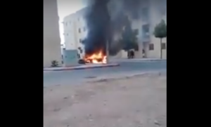 عاجل:(+فيديو) -انفجار سيارة و احتراقها بالكامل أمام عمارة بحي “الجرف”