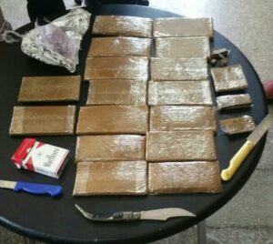 مروج للمخدرات معروف يقع في قبضة رجال الشرطة بأكادير وبحوزته أسلحة بيضاء وممنوعات