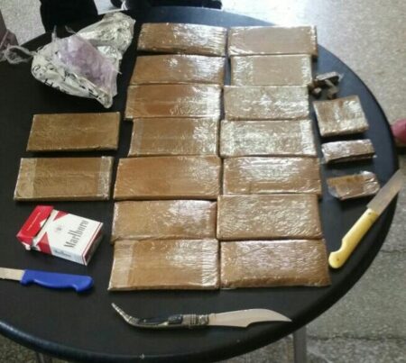 مروج للمخدرات معروف يقع في قبضة رجال الشرطة بأكادير وبحوزته أسلحة بيضاء وممنوعات