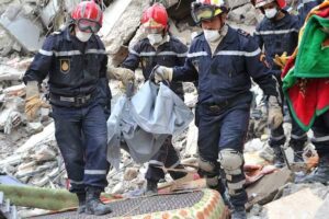 +فيديو وصور مأساوية:الإستعانة بكلاب مدربة لإنقاذ ضحايا انهيار عمارة البيضاء، وعدد القتلى يصل 4 ، وازيد من 20 جريحا