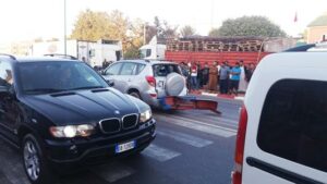 عااجل و بالصور: اختناق مروري شديد يتسبب في حادثة سير خطيرة بسيدي بيبي