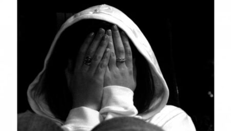 سابقة : أستاذة تفجر فضيحة جنسية غير مسبوقة بطلتها تلميذتها القاصر