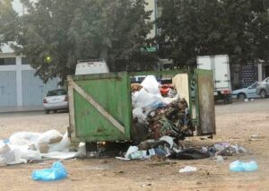 أكادير :حاوية للأزبال تحول حياة سكان أحياء رياض السلام والمسيرة الى جحيم