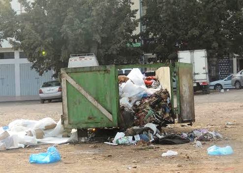 أكادير :حاوية للأزبال تحول حياة سكان أحياء رياض السلام والمسيرة الى جحيم