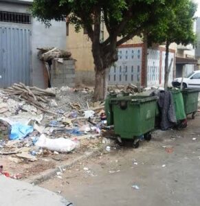 +صور” شارع كبير بأكادير يتحول إلى مطرح للنفايات، ومطالب بإنقاد الساكنة من الاختناق.