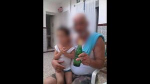 +صـورصادمة:شرطي يجبر طفلته على شرب الكحول والتدخين