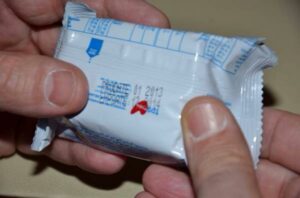 أطنان من “البسكويت الفاسد” تغرق الأسواق، والشرطة تحقق في الموضوع: