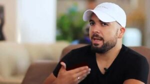 الفنان الدوزي يقف موقف الأبطال ضد خليجيين بمطار أكادير، ويعيد الكرامة ل”حامل أمتعة”