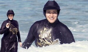 “البوركيني” يخلق الجدل الشديد في فرنسا، واعتقالات تطال مغاربيين بسبب ذلك